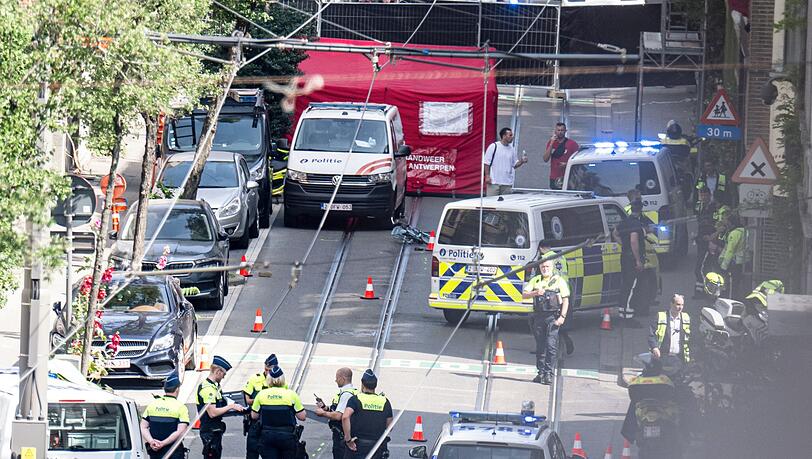 An einem Zebrastreifen wurde das Kind von einem Einsatzwagen der Polizei erfasst.