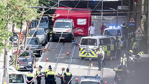An einem Zebrastreifen wurde das Kind von einem Einsatzwagen der Polizei erfasst.