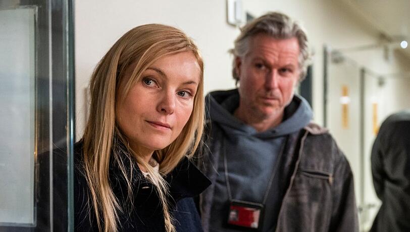 "Die Jägerin - Riskante Sicherheit": Judith Schrader (Nadja Uhl) taucht mit Jochen Montag (Dirk Borchardt) im Krankenhaus auf.
