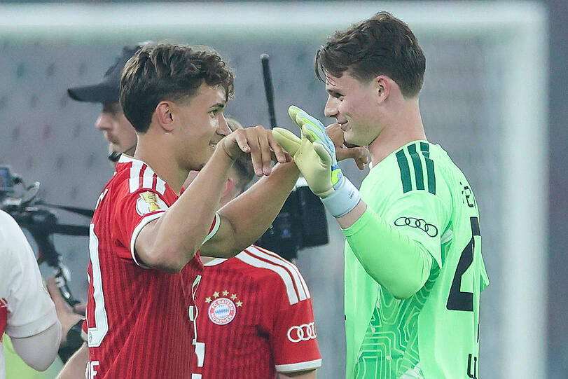 Die beiden Bayern-Youngster Tom Bischof und Jonas Urbig im Moment des Triumphs. Die beiden Bayern-Youngster Tom Bischof und Jonas Urbig im Moment des Triumphs.