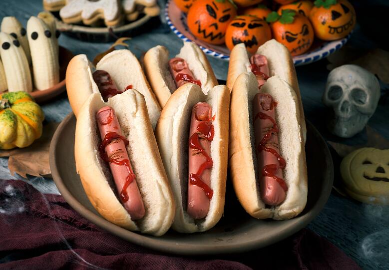 Wie wäre es, wenn Sie endlich mal "Fingerfood" wörtlich nehmen? Blutige Finger im Brötchen, schaurige Burger, oder Pfannkuchen mit drei Augen: Wenn es auf den Tellern gruselig, aber lecker aussieht, dann ist endgültig Halloween! Wir zeigen Ihnen die besten Food-Ideen für Ihre Halloween-Party. Wie wäre es, wenn Sie endlich mal "Fingerfood" wörtlich nehmen? Blutige Finger im Brötchen, schaurige Burger, oder Pfannkuchen mit drei Augen: Wenn es auf den Tellern gruselig, aber lecker aussieht, dann ist endgültig Halloween! Wir zeigen Ihnen die besten Food-Ideen für Ihre Halloween-Party.