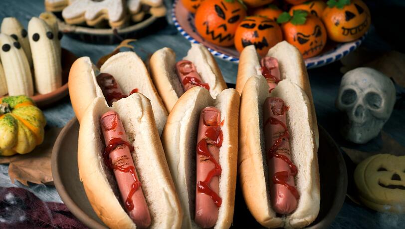 Wie wäre es, wenn Sie endlich mal "Fingerfood" wörtlich nehmen? Blutige Finger im Brötchen, schaurige Burger, oder Pfannkuchen mit drei Augen: Wenn es auf den Tellern gruselig, aber lecker aussieht, dann ist endgültig Halloween! Wir zeigen Ihnen die besten Food-Ideen für Ihre Halloween-Party. Wie wäre es, wenn Sie endlich mal "Fingerfood" wörtlich nehmen? Blutige Finger im Brötchen, schaurige Burger, oder Pfannkuchen mit drei Augen: Wenn es auf den Tellern gruselig, aber lecker aussieht, dann ist endgültig Halloween! Wir zeigen Ihnen die besten Food-Ideen für Ihre Halloween-Party.