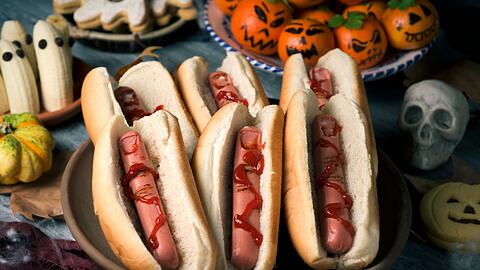 Wie w&auml;re es, wenn Sie endlich mal "Fingerfood" w&ouml;rtlich nehmen? Blutige Finger im Br&ouml;tchen, schaurige Burger, oder Pfannkuchen mit drei Augen: Wenn es auf den Tellern gruselig, aber lecker aussieht, dann ist endg&uuml;ltig Halloween! Wir zeigen Ihnen die besten Food-Ideen f&uuml;r Ihre Halloween-Party.