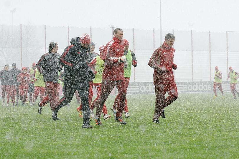 Am Dienstag hatten die Bayern an der Säbener Straße mit den widrigen Schneeverhältnissen zu kämpfen. Das Nachmittagstraining sagte Coach Jupp Heynckes aufgrund des Platzzustandes kurzfristig ab. Bastian Schweinsteiger hatte den Rasen mit erneut auftretenden Knieproblemen bereits zuvor verlassen müssen - die Bilder von der Säbener.