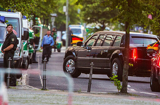 "The Beast": Obamas Limousine bahnt sich den Weg durch Berlin.