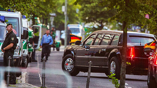 "The Beast": Obamas Limousine bahnt sich den Weg durch Berlin. "The Beast": Obamas Limousine bahnt sich den Weg durch Berlin.