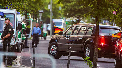 "The Beast": Obamas Limousine bahnt sich den Weg durch Berlin.