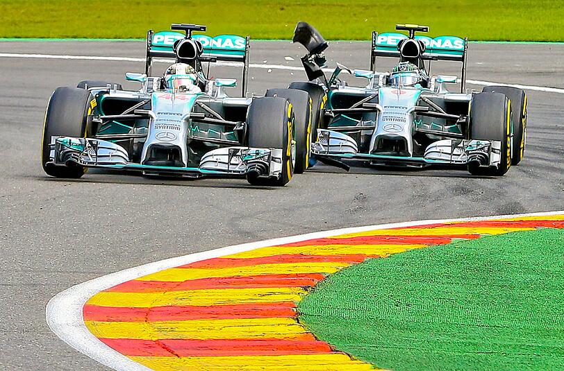 Rosberg (r.) schlitzte Hamilton bereits in der zweiten Runde den linken Hinterreifen auf und beschädigte dabei auch den Frontflügel an seinem eigenen Wagen erheblich.
