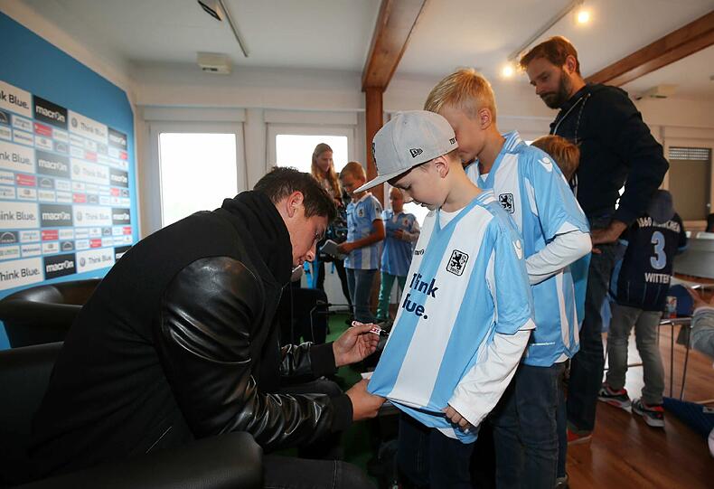 Hier durften zehn Schulkinder ihre Fragen an Youngster Maximilian Wittek und Löwen-Trainer Torsten Fröhling stellen.