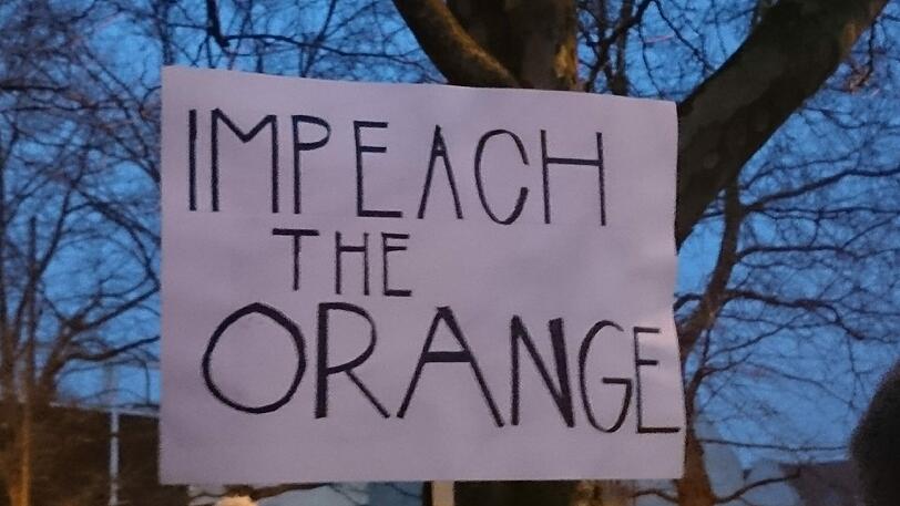 Titel des Plakats: "Impeach the orange"