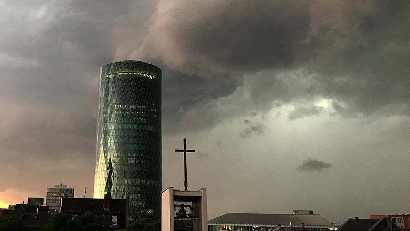 Dunkle Wolken über dem Westhafen Tower in Frankfurt am Main (Archivbild).
