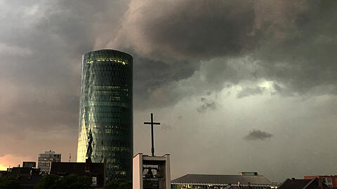 Dunkle Wolken über dem Westhafen Tower in Frankfurt am Main (Archivbild).