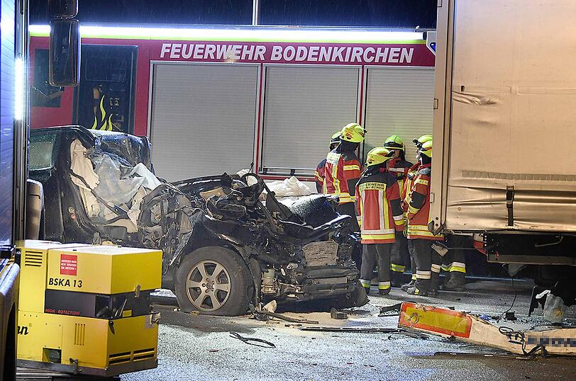 Ein 71-Jähriger ist in der Nacht auf Mittwoch mit seinem Volvo ungebremst in das Heck eines Sattelzuges gerast - er hatte keine Überlebenschance.