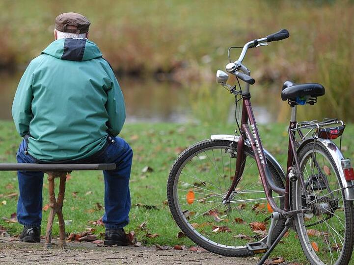 Nach jahrelangen Rentensteigerungen könnte die übliche Erhöhung der Altersbezüge im kommenden Jahr im Westen Deutschlands ausfallen.