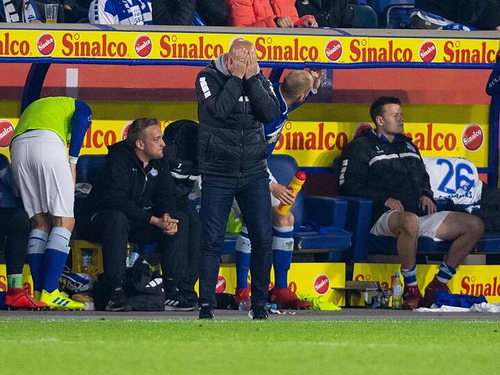 Duisburgs Trainer Torsten Lieberknecht steht beim Spiel gegen Bielefeld an der Trainerbank und schlägt die Hände vor das Gesicht.