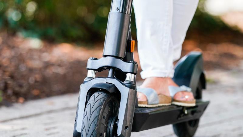 Eine Frau fährt einen E-Scooter. Foto: Uwe Anspach/dpa Eine Frau fährt einen E-Scooter. Foto: Uwe Anspach/dpa