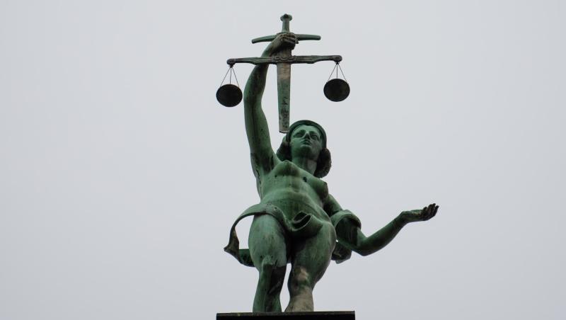 Eine Statue der Justitia ist auf dem Dach des Landgerichtes Bamberg zu sehen. Foto: Nicolas Armer/Archiv Eine Statue der Justitia ist auf dem Dach des Landgerichtes Bamberg zu sehen. Foto: Nicolas Armer/Archiv