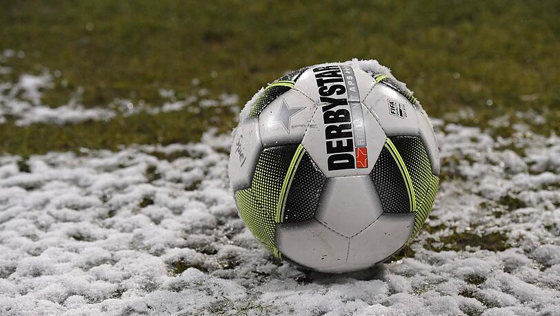 Der starke Schneefall in München lässt die Austragung des Spiels der Bayern Amateure gegen den SC Verl nicht zu. (Symbolbild)