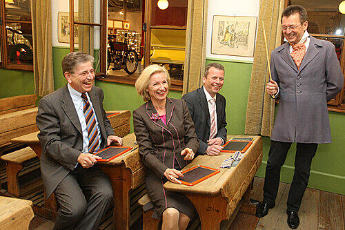 Kultusminister Thomas Goppel (li.), OB Ulrich Maly und Kulturreferentin Julia Lehner kamen bei Lehrer Letzel (re.) ungeschoren davon.