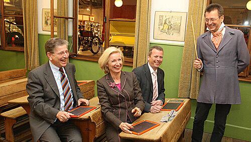 Kultusminister Thomas Goppel (li.), OB Ulrich Maly und Kulturreferentin Julia Lehner kamen bei Lehrer Letzel (re.) ungeschoren davon. Kultusminister Thomas Goppel (li.), OB Ulrich Maly und Kulturreferentin Julia Lehner kamen bei Lehrer Letzel (re.) ungeschoren davon.