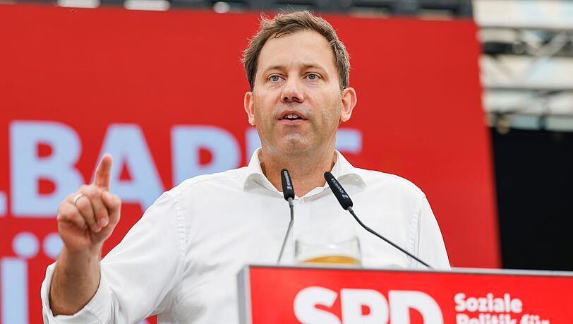 SPD-Chef Lars Klingbeil spricht auf dem Gillamoos.