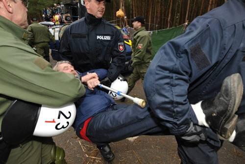 Auch mit Gehhilfe wollte dieser Demonstrant nicht weg. Die Sicherheitskräfte halfen etwas nach.