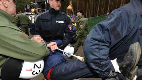 Auch mit Gehhilfe wollte dieser Demonstrant nicht weg. Die Sicherheitskräfte halfen etwas nach. Auch mit Gehhilfe wollte dieser Demonstrant nicht weg. Die Sicherheitskräfte halfen etwas nach.