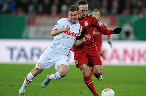 Bereitete das 1:0 vor, flog aber dann wegen einer Ohrfeige vom Platz: Franck Ribéry. Hier im Zweikampf mit Daniel Baier.