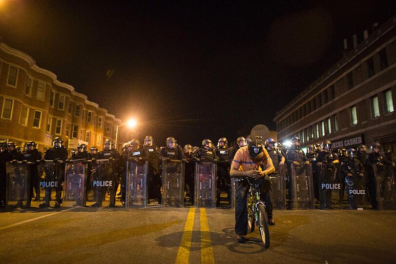 Ein Jugendlicher stellt sich Sicherheitskräften entgegen: Die Polizei sprach von den schwersten Unruhen in Baltimore seit Jahrzehnten.