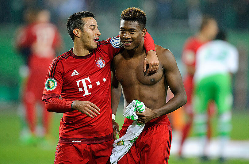 Die haben Spaß: Die Bayern-Stars Thiago und David Alaba (rechts) nach dem Triumphzug gegen den VfL Wolfsburg.