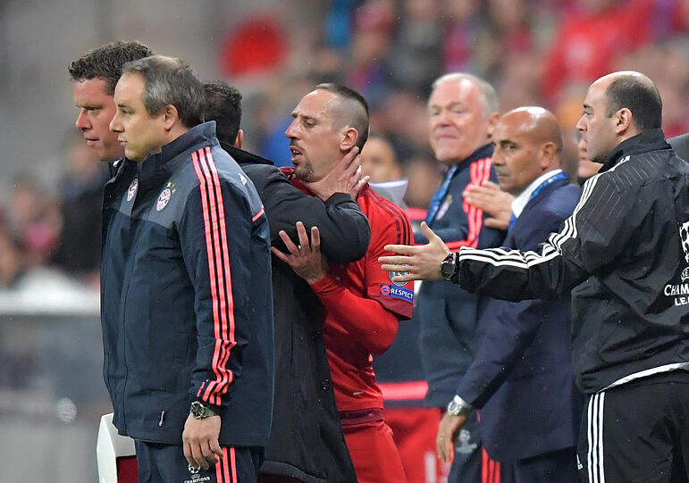 Ribéry bleibt cool, lässt die Tätigkeit des Atlético-Trainers über sich ergehen. Stattdessen umklammert er ihn unter den Armen und wuchtet ihn zurück in Richtung Coaching-Zone der Madrilenen.