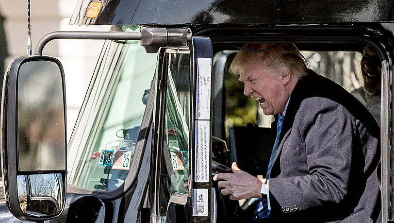 Fährt er sein Wahl-Versprechen gegen die Wand? Trump am Donnerstag bei einem Trucker-Treffen, auf dem er über die Gesundheitsreform sprach. Fährt er sein Wahl-Versprechen gegen die Wand? Trump am Donnerstag bei einem Trucker-Treffen, auf dem er über die Gesundheitsreform sprach.