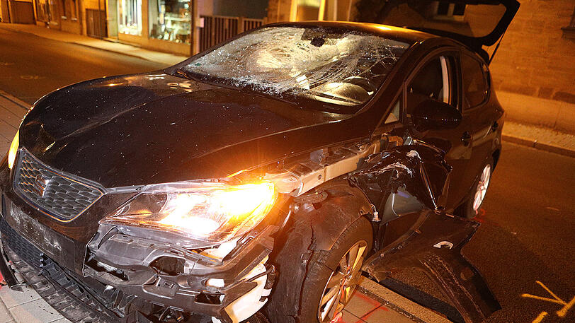 Der Pkw kam von der Straße ab und erfasste eine Familie auf dem Gehsteig. Zuvor wurde der Fahrer von einer Biene gestochen.