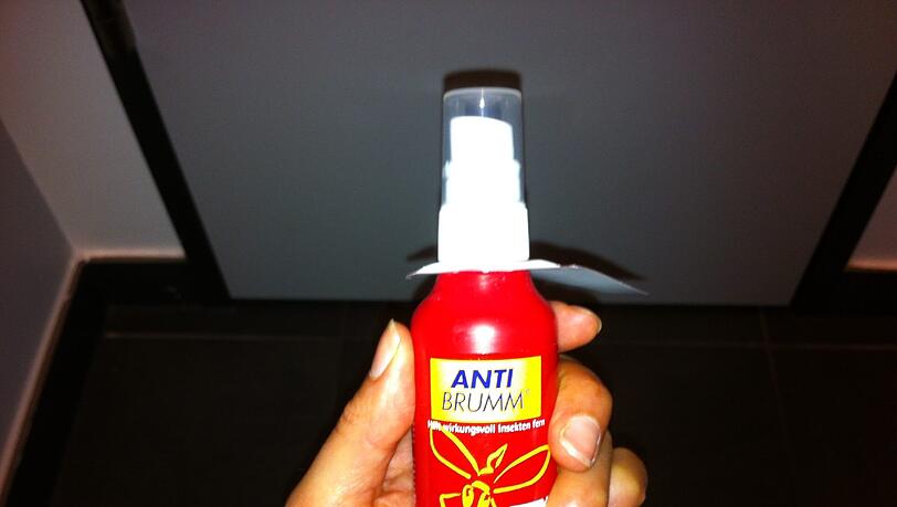 Bereit für draußen. Anti-Brumm ist in der besagten Apotheke wieder lieferbar. Bereit für draußen. Anti-Brumm ist in der besagten Apotheke wieder lieferbar.