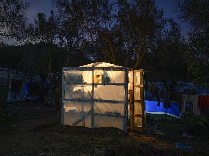 Behelfsmäßige Wohnungen aus Plastikplanen und Holz in einem provisorischen Lager auf der griechischen Insel Lesbos.