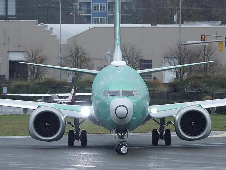 Eine Boeing 737 Max dreht sich beim Anrollen für einen Testflug am Renton Municipal Airport.