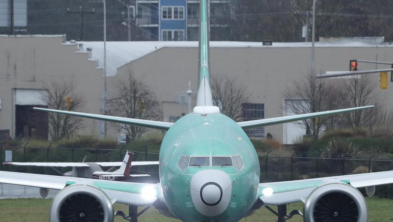 Eine Boeing 737 Max dreht sich beim Anrollen für einen Testflug am Renton Municipal Airport. Eine Boeing 737 Max dreht sich beim Anrollen für einen Testflug am Renton Municipal Airport.