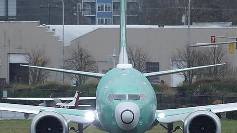 Eine Boeing 737 Max dreht sich beim Anrollen für einen Testflug am Renton Municipal Airport.