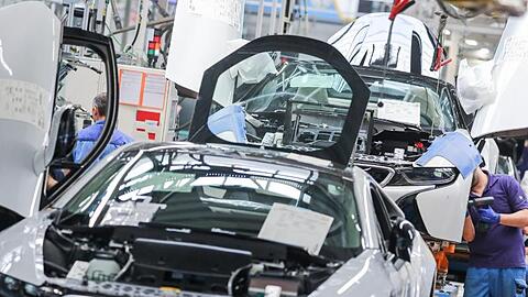 BMW-Mitarbeiter arbeiten in der Montage des i8.