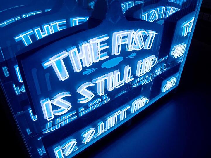Die Lichtinstallation "The fist is still up" von Wu Tsang.