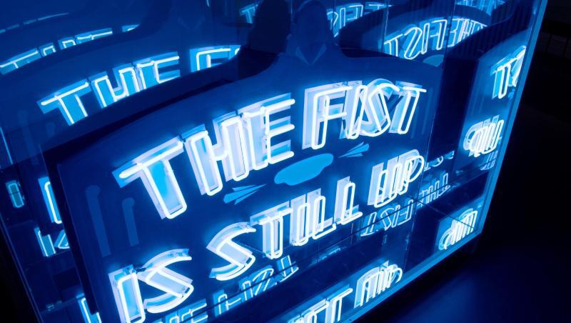 Die Lichtinstallation "The fist is still up" von Wu Tsang. Die Lichtinstallation "The fist is still up" von Wu Tsang.