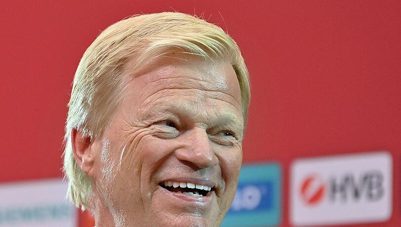 Oliver Kahn, Vorstandsvorsitzender der FC Bayern München AG, spricht auf dem Podium.