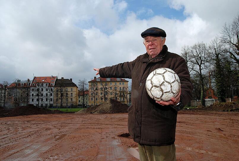 &bdquo;Da drüben, da hat der Beckenbauer gwohnt. Im zwoatn Stock&ldquo;: 1906-Urgestein Hans Schuller (82) ist traurig, dass die große Zeit des Obergiesinger Kreisklassisten SC 1906 München vorbei ist.