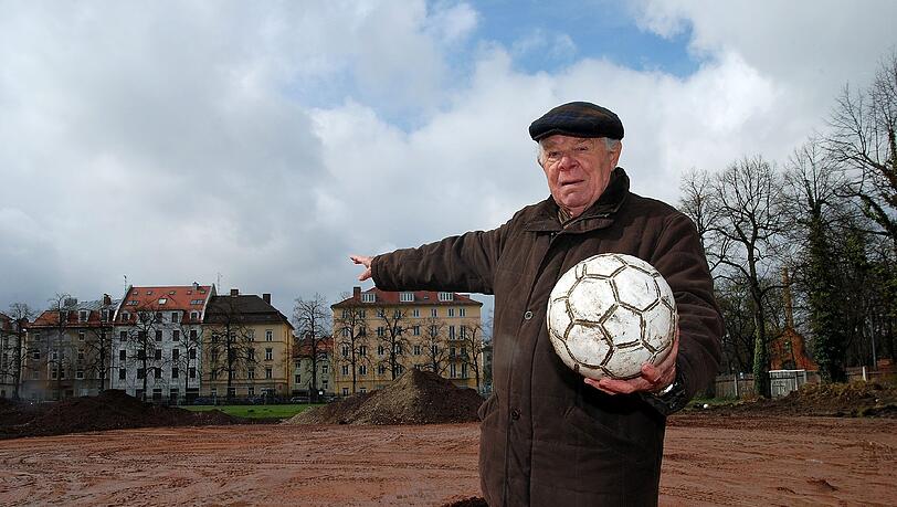 „Da drüben, da hat der Beckenbauer gwohnt. Im zwoatn Stock“: 1906-Urgestein Hans Schuller (82) ist traurig, dass die große Zeit des Obergiesinger Kreisklassisten SC 1906 München vorbei ist. „Da drüben, da hat der Beckenbauer gwohnt. Im zwoatn Stock“: 1906-Urgestein Hans Schuller (82) ist traurig, dass die große Zeit des Obergiesinger Kreisklassisten SC 1906 München vorbei ist.