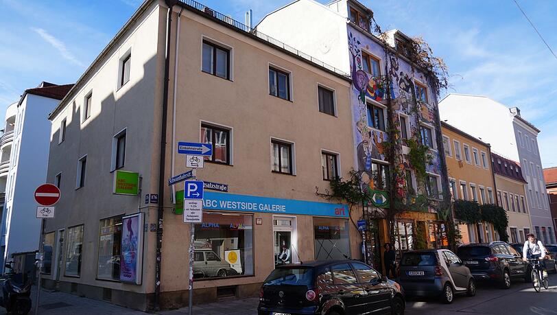 Die Ligsalz8 hebt sich deutlich von den Nachbarhäusern ab. Hier wird anders gewohnt als im Rest der Stadt - denn das Haus ist selbstverwaltet.