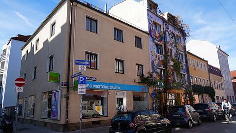 Die Ligsalz8 hebt sich deutlich von den Nachbarhäusern ab. Hier wird anders gewohnt als im Rest der Stadt - denn das Haus ist selbstverwaltet.