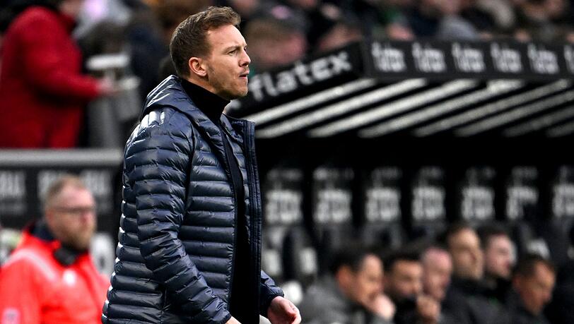 Bayerns Trainer Julian Nagelsmann gibt Anweisungen an der Seitenlinie.