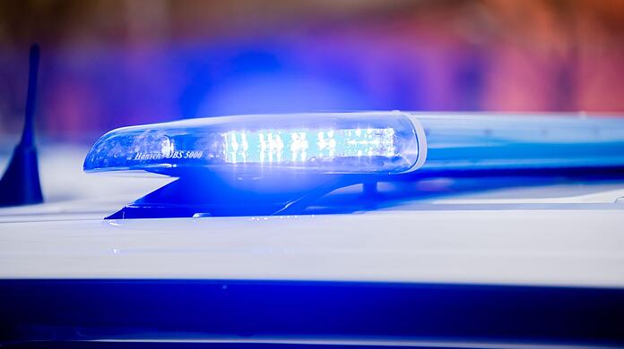 Polizei und Rettungskräfte waren auf dem Firmengelände im Einsatz. (Symbolbild)