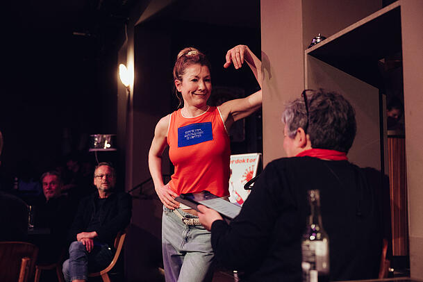 Im direkten Austausch mit dem Publikum: Genija Rykova mit einer Zuschauerin bei den Endproben zu "Kurzschluss". Im direkten Austausch mit dem Publikum: Genija Rykova mit einer Zuschauerin bei den Endproben zu "Kurzschluss".