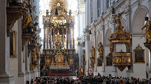Hunderte Münchner besuchen am Sonntag den Alten Peter in der Altstadt. Nach dem Tod von Papst Franziskus wird der Petrusfigur die Krone abgenommen, bis ein neuer Papst gewählt ist.